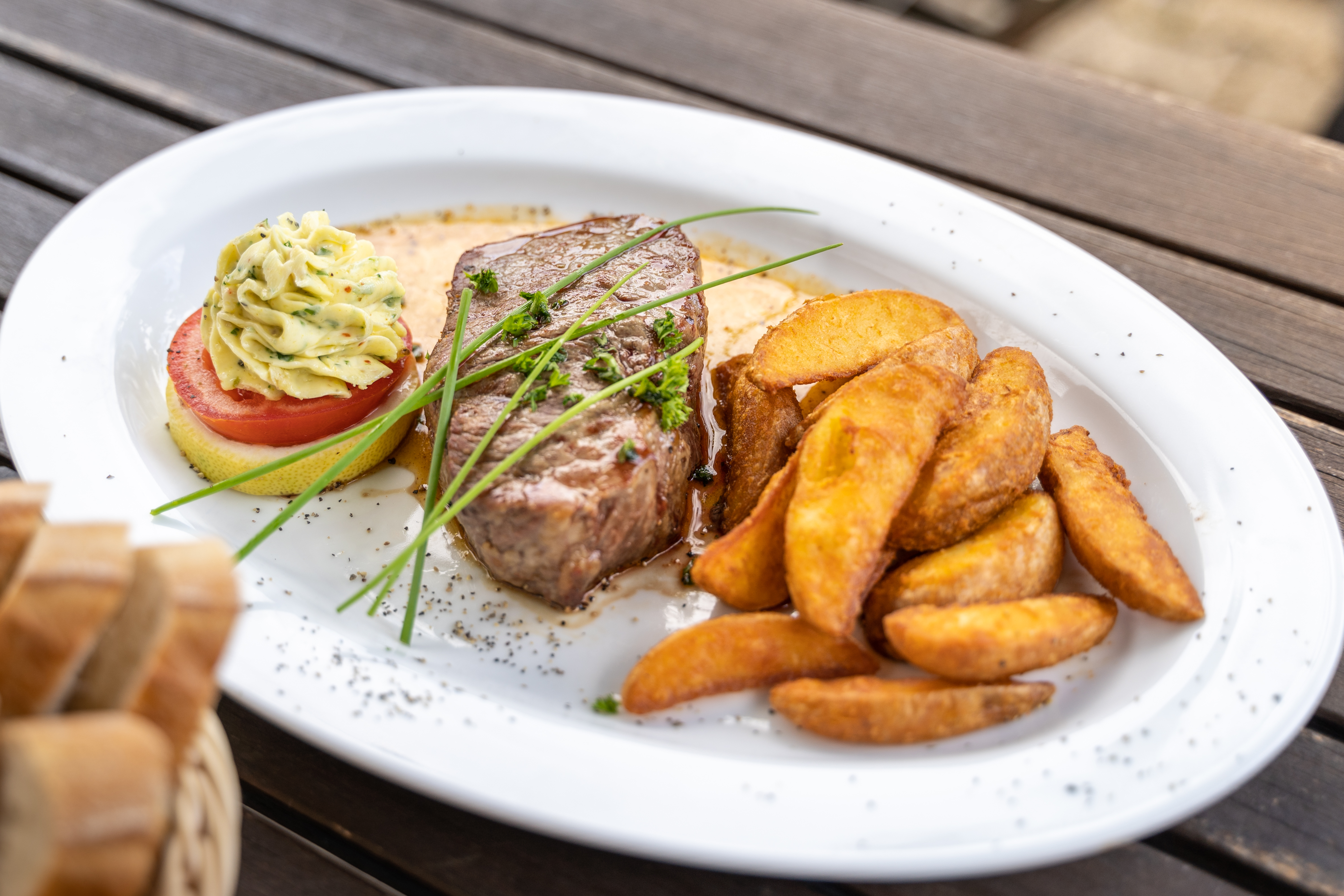 Rumpsteak mit Wedges im Restaurant Römerkeller in Kröv